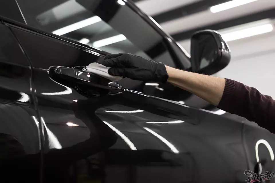 BMW X6. Восстановительная полировка ЛКП с нанесением керамики! Окрас масок фар в черный глянец!